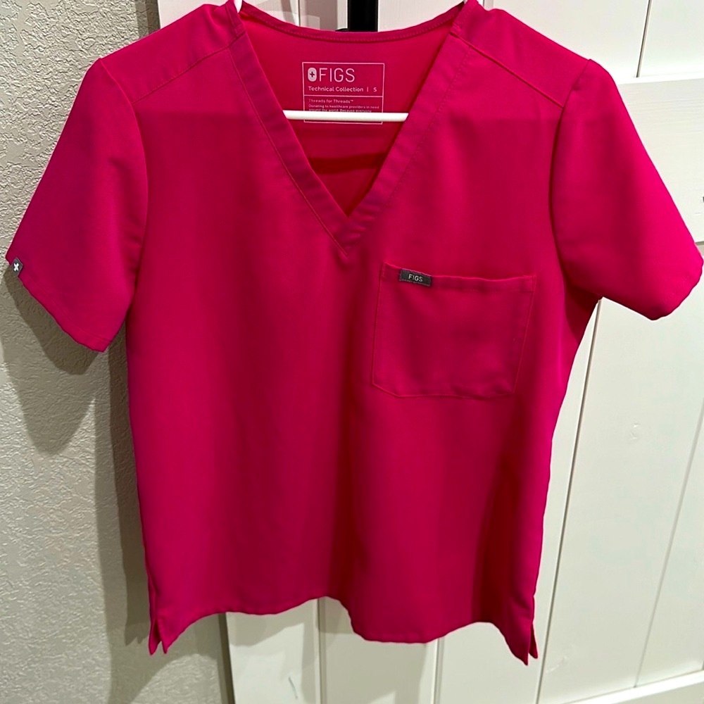FIGS Catarina top - Shocking Pink